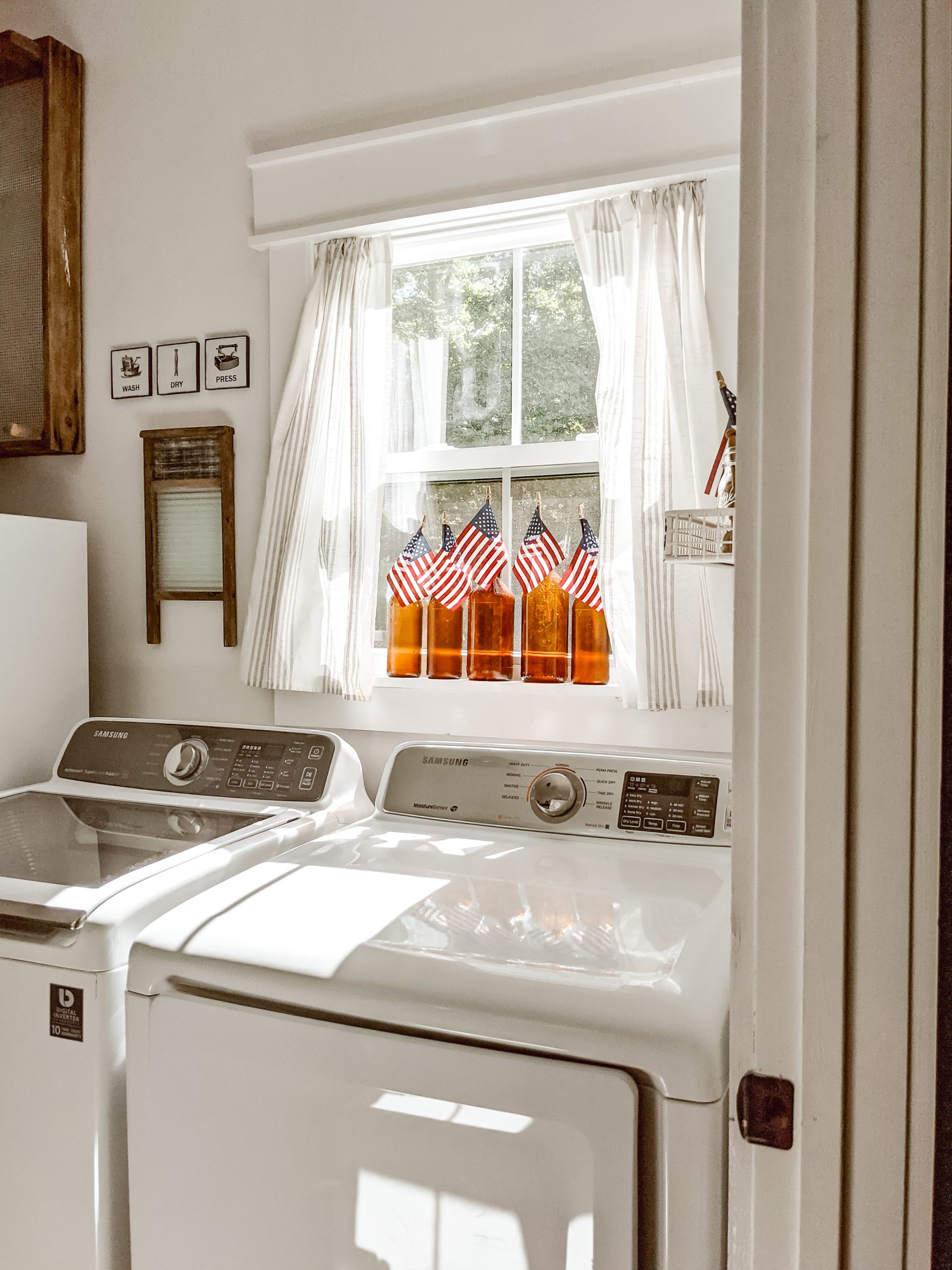 simple farmhouse fourth of july decor in the laundry room