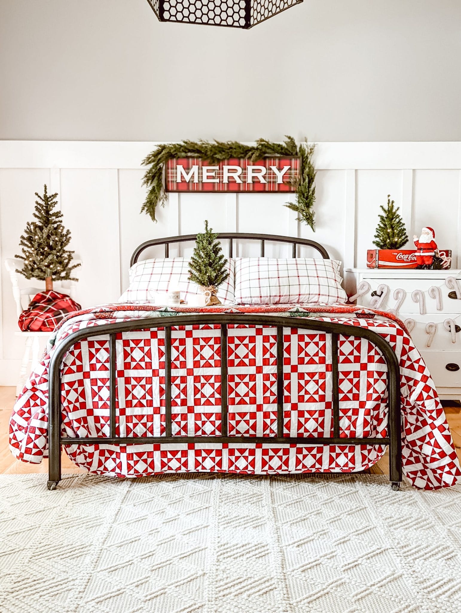 Classic Red Christmas Bedroom Fit For Santa
