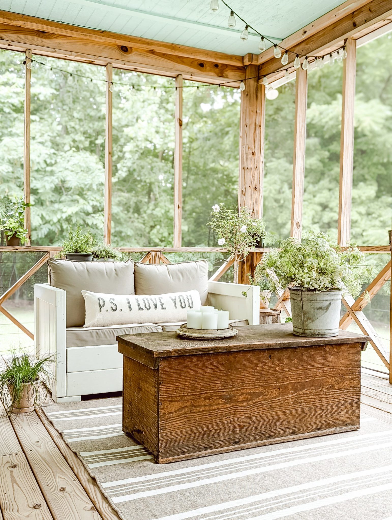 6 Tips to Create a Cozy Outdoor Living Space on Your Screened in Porch