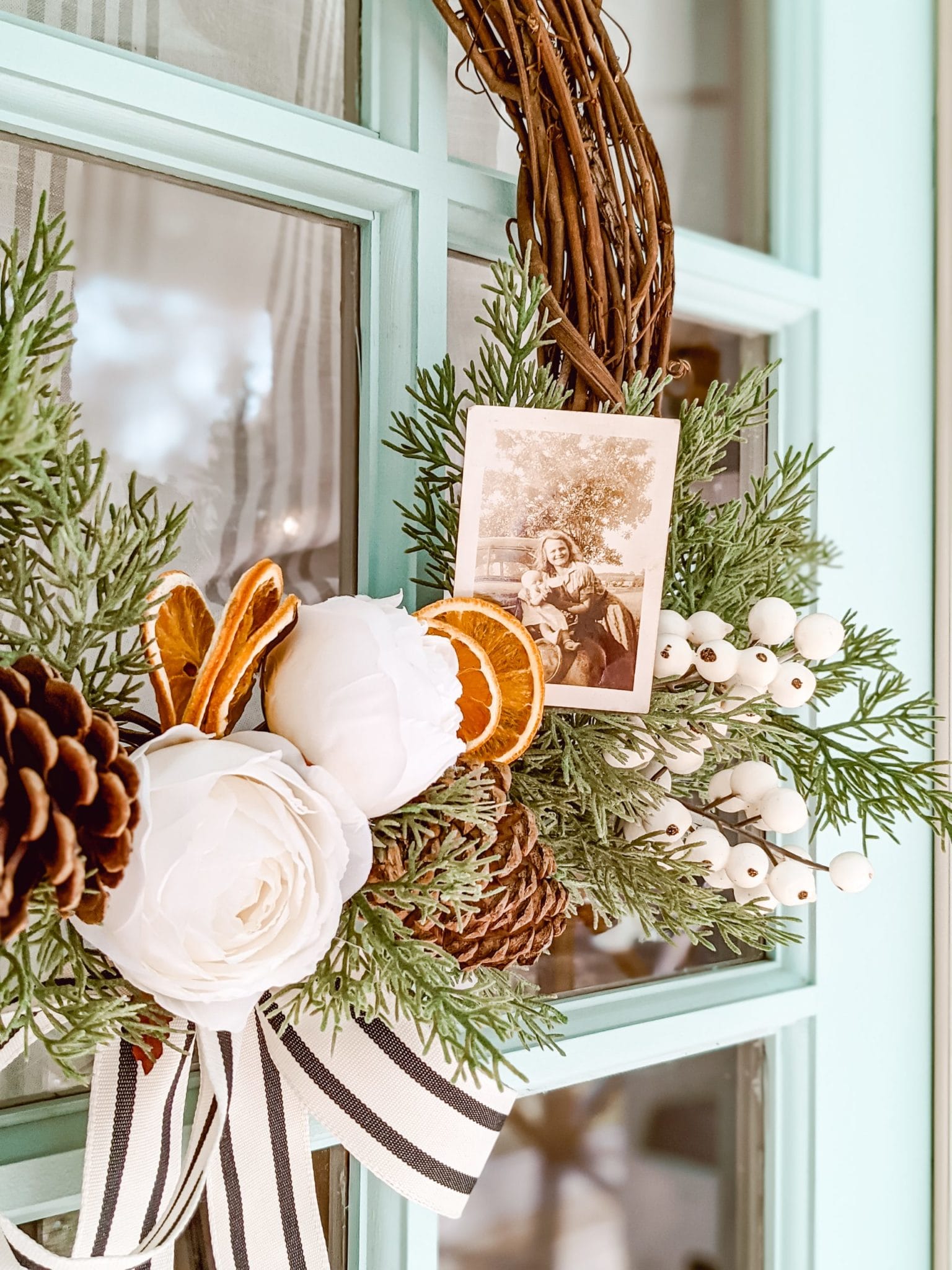 Cozy Classic Christmas Wreaths for The Front Porch
