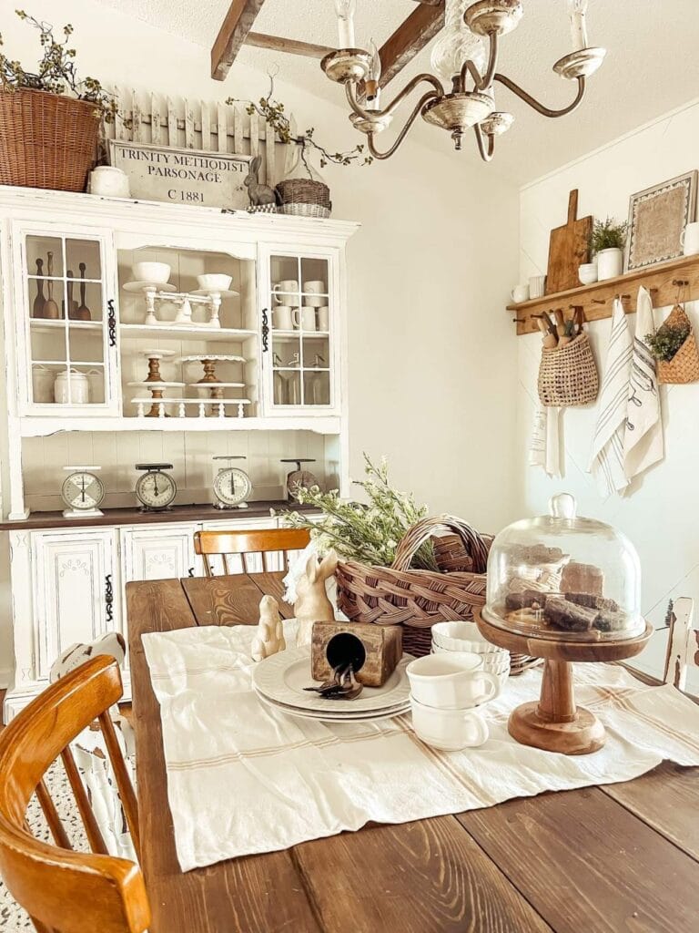 Spring decor tips and ideas for your farmhouse dining room from Jessica of Itty Bitty Farmhouse